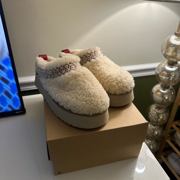 Ugg fuzzy platform slippers - Picture 2 of 2